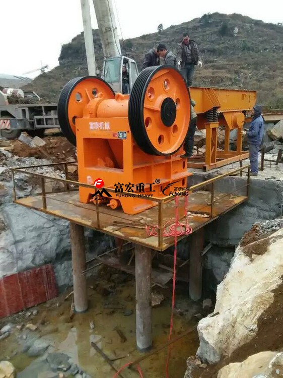 震動(dòng)給料機(jī)+顎式破碎機(jī)使用